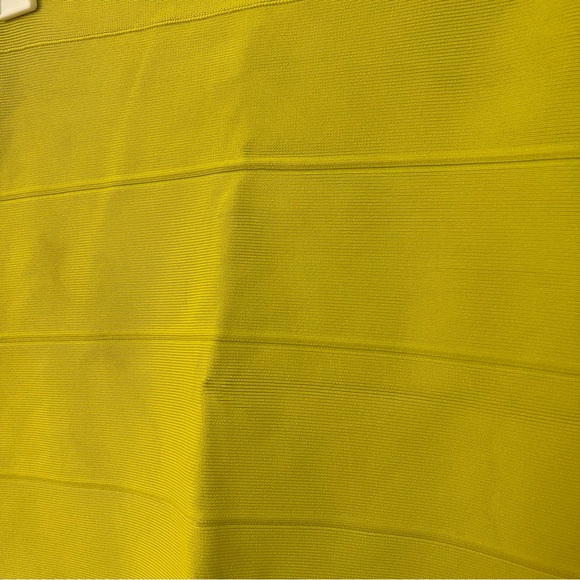 bcbgmaxazria chartreuse mini bandage skirt size m - Picture 3 of 5